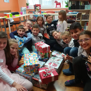 Децата от Център Яника около подаръците за Коледа