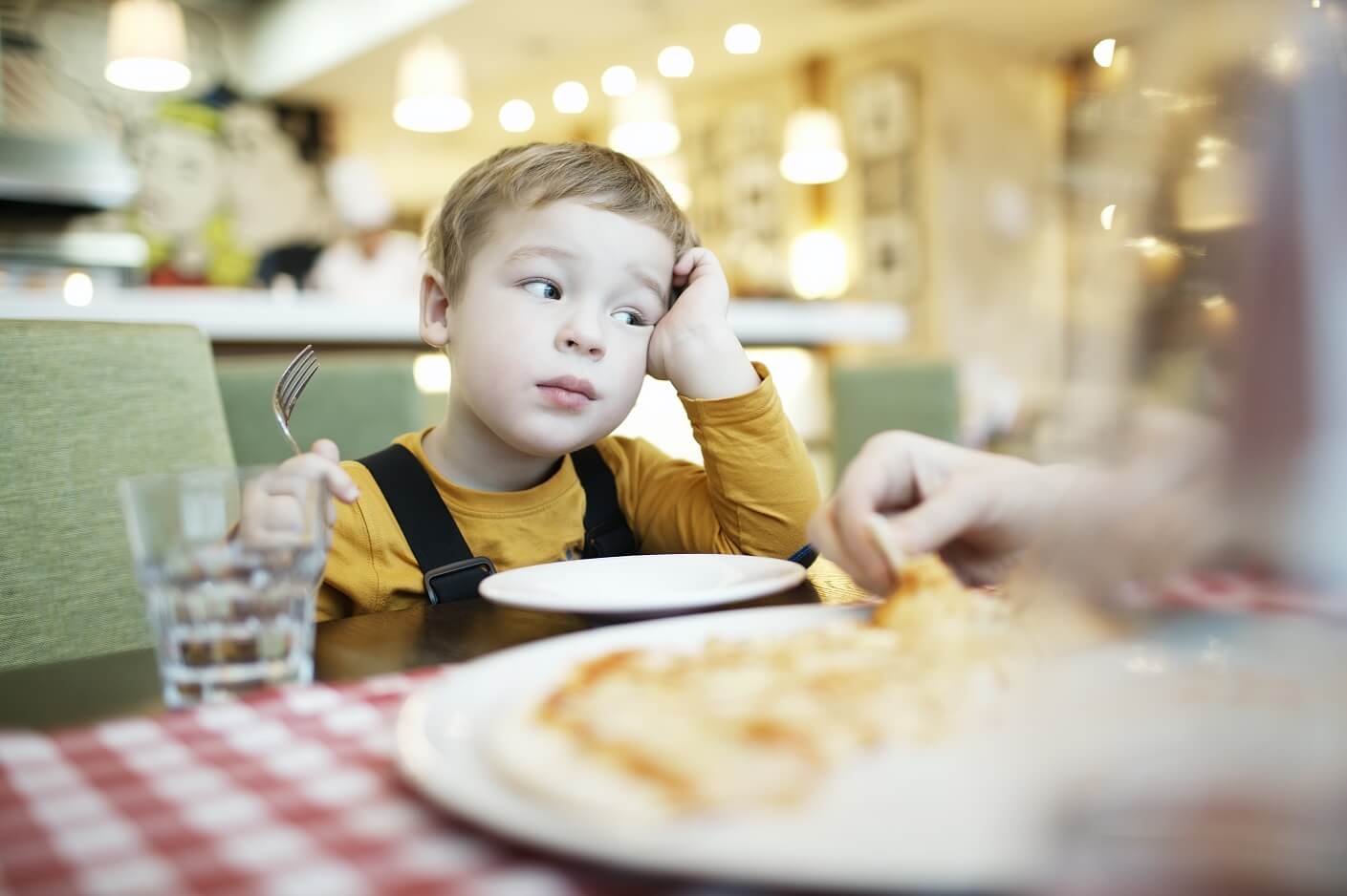 Дете пред маса с храна