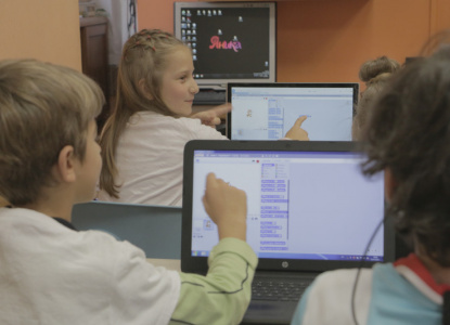 Проект "Момичетата в кода" - деца от Център Яника