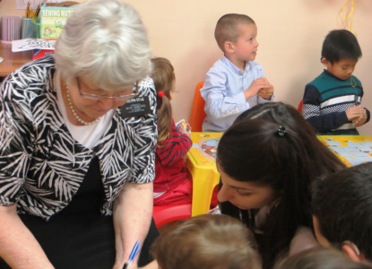 Присцила Стуц с деца от Център за развитие на слуха и говора "Яника"