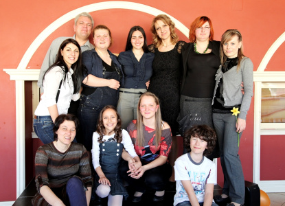 Екипът на Център за развитие на слуха иговора Яника през 2012 г.