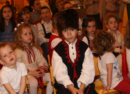 Дете от публиката в народна носия