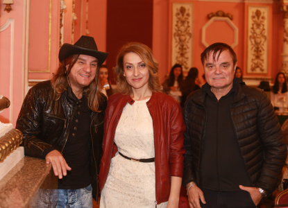 Официалните гости и Таня Димитрова, управител на Център Яника