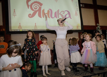Дара Екимова пее с деца